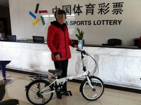 黑旋风见证”骑迹“！ 中奖送车让你一次过足瘾王女士.jpg