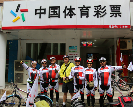 西藏骑行队在体彩集庆门直营留影a.jpg