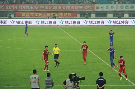 喜迎世界杯  ”镇江球迷俱乐部“继续助阵舜天主场 照片3_副本.jpg