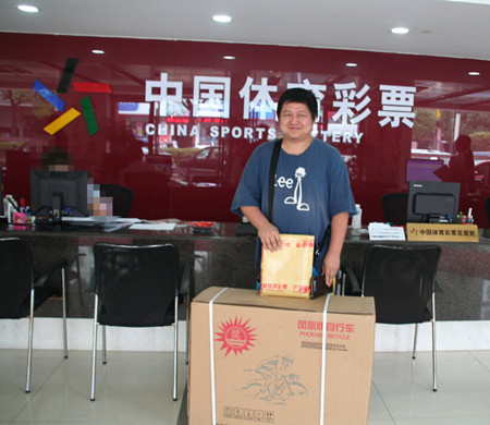 玩竞彩送好运   锡城俩彩民同天喜领自行车12_副本.jpg