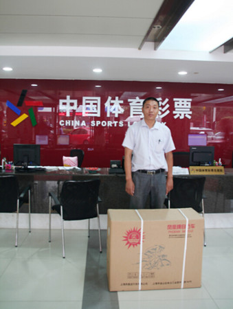 玩竞彩送好运   锡城俩彩民同天喜领自行车11_副本.jpg