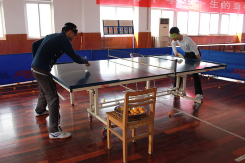 南京体彩爱心大巴再启程 为盲校学生送”光明“盲人乒乓球.jpg