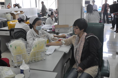 学习雷锋好榜样  苏州市体彩中心组织无偿献血活动3.jpg