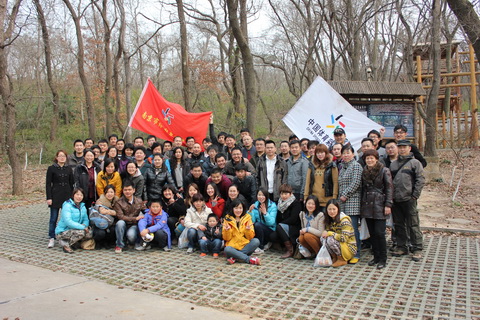 南京市体彩中心组织百余人 前往栖霞山义务植树 (4).jpg