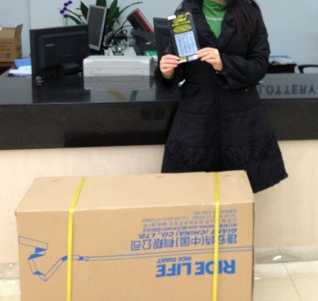 玩黑旋风中捷安特自行车  昆山彩民喜滋滋骑车把家还1.jpg