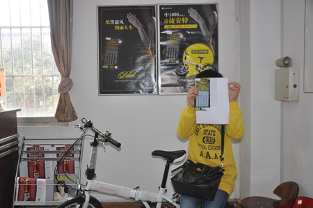 最炫”黑旋风“再送两辆自行车  苏州姊妹花绽放青春笑容2.jpg