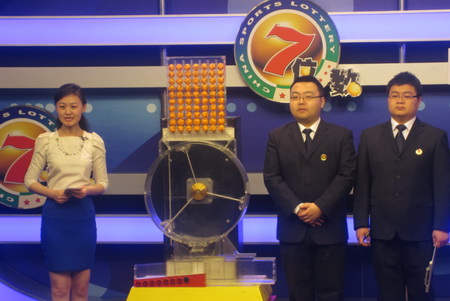 江阴彩民走进7位数开奖现场 零距离见证体彩公信 (1).jpg