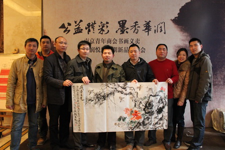 鉴赏墨宝、播撒爱心 南京体彩开展书画义卖活动 (5).jpg