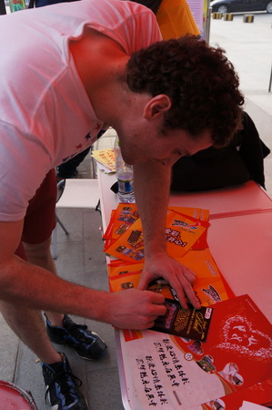 黑旋风助阵3V3篮球赛 美国小伙中奖后要吃麻辣烫2.jpg