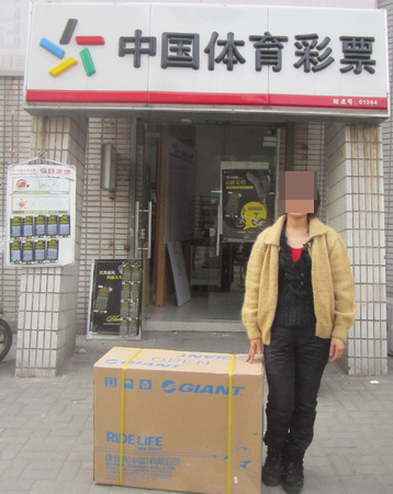 江宁两彩民同天刮中黑旋风1000元 喜获时尚单车01364体彩店.jpg