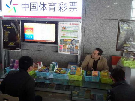 黑旋风在南京南站刮出”骑迹“ 过路旅客唱主角51499站点照片.jpg