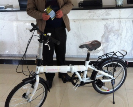 黑旋风化身爱心使者 备置时尚好礼传递人间亲情陈先生.jpg