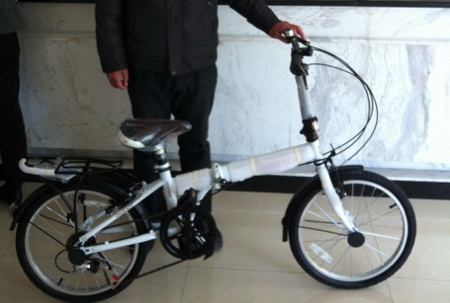 黑旋风化身爱心使者 备置时尚好礼传递人间亲情田师傅.jpg