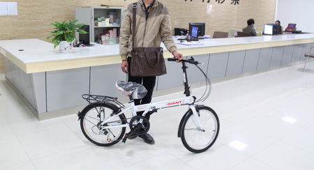 黑旋风上演中奖style 宿迁彩民喜领捷安特自行车自行车13047(1).jpg