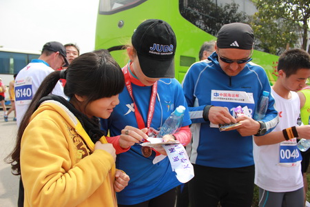 体彩助力扬州半程马拉松赛 参赛选手为雅安祈福 (8).jpg