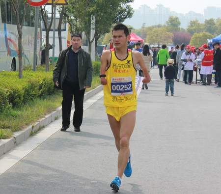 体彩助力扬州半程马拉松赛 参赛选手为雅安祈福 (1).jpg