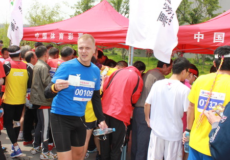 体彩助力扬州半程马拉松赛 参赛选手为雅安祈福 (7).jpg