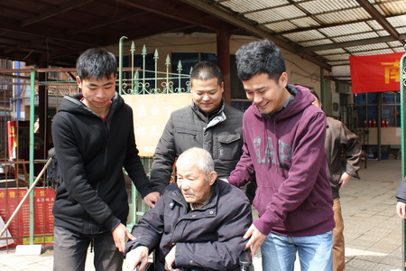 南京体彩爱心大巴4月启程 关爱老年群体献爱心 (1).jpg