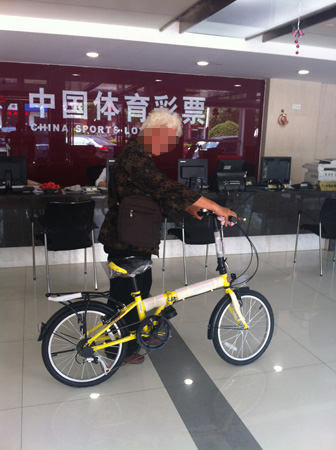 参与”顶呱刮“拍客大赛  七旬阿姨笑赢捷安特单车【配图】a.jpg