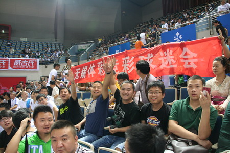 无锡体彩组织彩民 观看美国篮球传奇巨星队比赛 (1).jpg