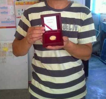 扬州宝应彩民刮”掼蛋“彩票 喜获奥运纪念金牌 (1).jpg