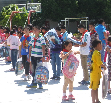 淮安体彩传递爱心与希望 开展金秋助学公益活动 (1).jpg