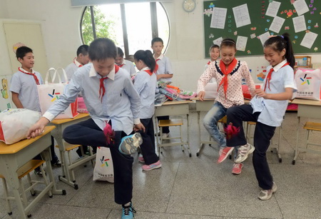 镇江体彩秉持公益宗旨 举行开学日爱心助学活动4.jpg