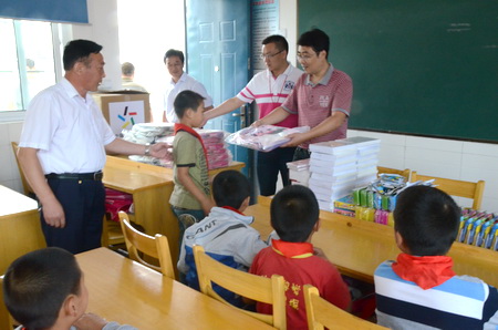 盐城市体彩走访希望小学 关怀特困生传递正能量.jpg