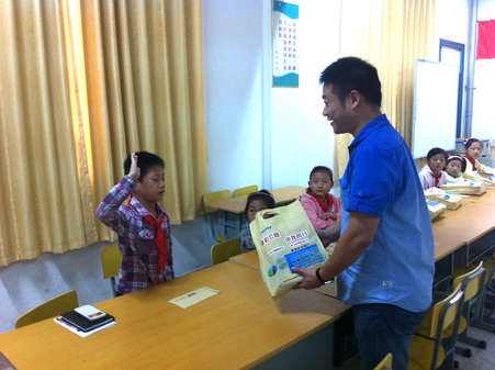 扬州市体彩开展公益助学 为市区寒门学子送关爱 (2).jpg