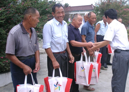 镇江丹徒体彩中秋前夕走访三家敬老院 送去关爱.jpg