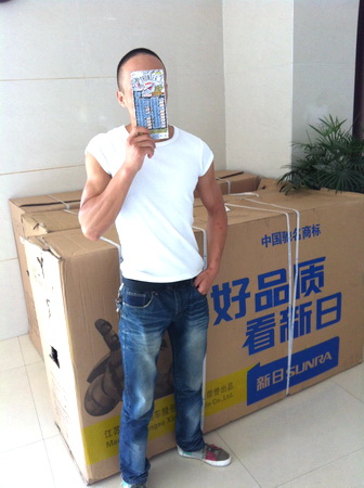 帅气厨师健身刮彩两不误 收获NBA主题票双重惊喜2.jpg