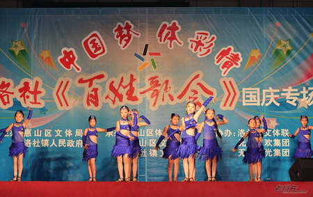 丰富市民生活 惠山区中国梦体彩情百姓歌会开唱1.jpg