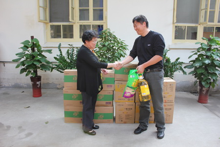 南京：爱洒重阳节  情暖老人心2.jpg