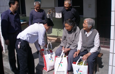 公益心传递敬老情 丹徒体彩重阳节前慰问敬老院.jpg