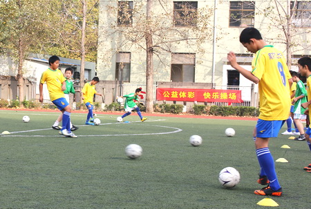 南京体彩为”公益体彩 快乐操场“推波助澜足球训练展示.jpg