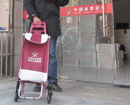 徐州彩友购大乐透好运不断 3G大屏智能机赢不停.jpg