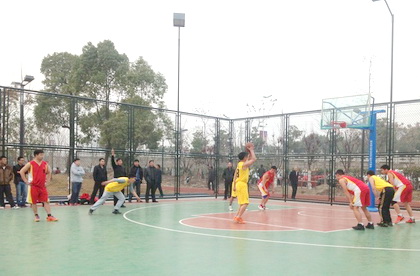 姜堰首届体彩杯篮球赛开赛 球员变身体彩宣传员 (1).jpg