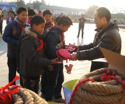 快乐操场到淮安 为孩子们送去冬日的温暖和阳光 (2).jpg