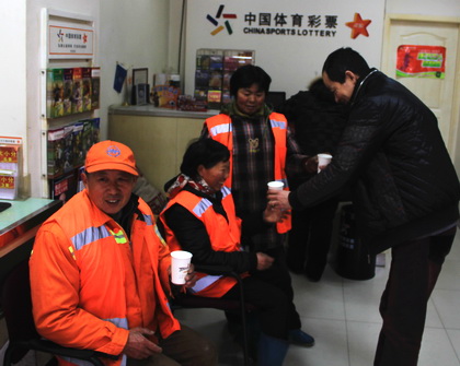 镇江体彩爱心暖冬环卫工人爱心休息点照片2.jpg