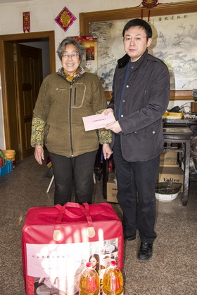 公益体彩爱心暖冬 无锡锡山体彩走访社区困难户 (2).jpg