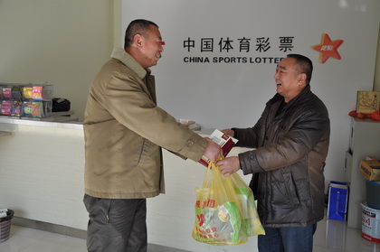 泰州市体彩走基层送慰问 向一线销售员传递温暖 (1).jpg