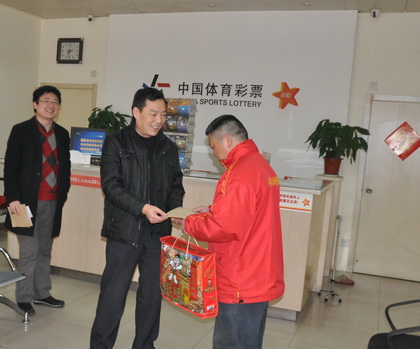 关爱大病患者 苏州体彩中心开展慰问城区站点活动1.jpg