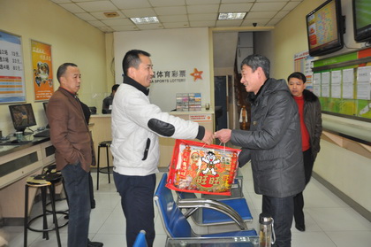 关爱大病患者 苏州体彩中心开展慰问城区站点活动2.jpg