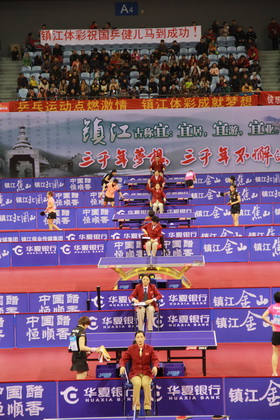 镇江体彩组织三千多名业主和彩民现场观摩”直通东京“比赛照片.jpg