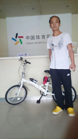 奖金、自行车双丰收  无锡小伙喜中”财富金字塔“1000元_副本.jpg