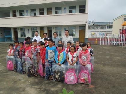 浓浓爱心暖校园 宿迁体彩中心开展助学慰问活动.jpg