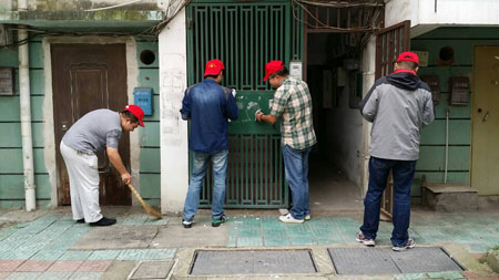 镇江体彩志愿者积极参与”清洁家园 美化环境 迎接国庆“的环境卫生集中行动照片2a.jpg