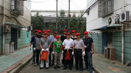 镇江体彩志愿者积极参与”清洁家园 美化环境 迎接国庆“的环境卫生集中行动照片1a.jpg