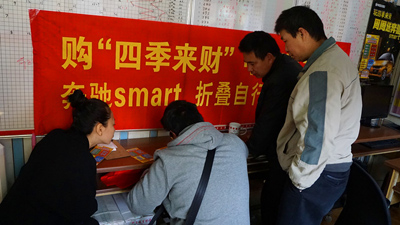 ”四季来财“镇江彩市火爆热销  ”奔驰smart周周送“活动备受关注照片二.JPG