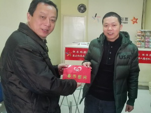 扬州宝应体彩春节送温暖 走访慰问站点销售人员 (2).jpg